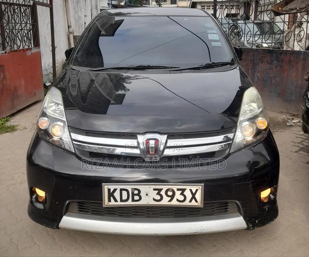 Toyota ISIS 2014 Black