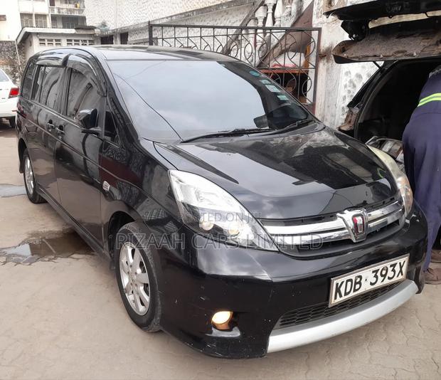 Toyota ISIS 2014 Black
