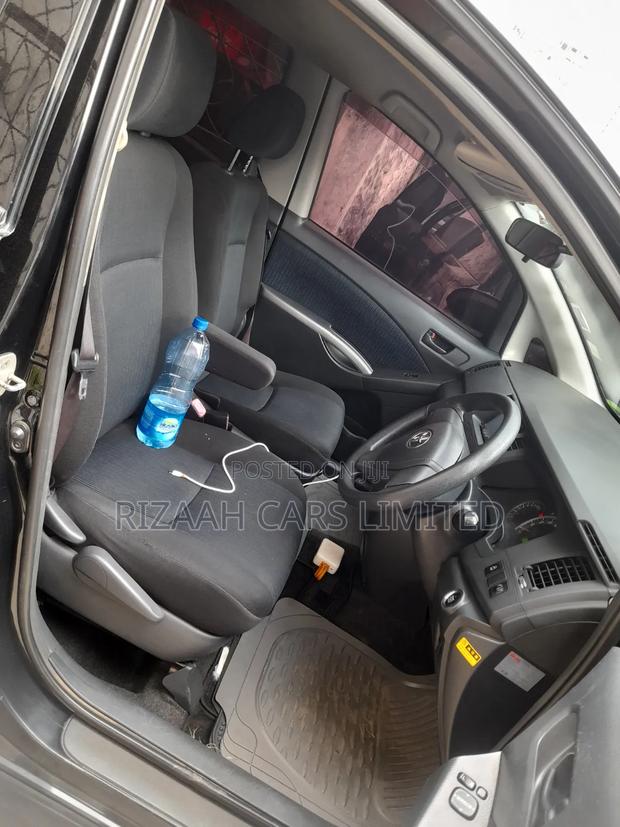 Toyota ISIS 2014 Black