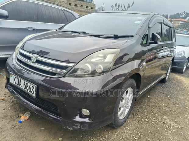 Toyota ISIS 2013 Maroon