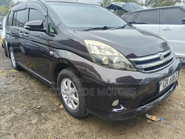 Toyota ISIS 2013 Maroon