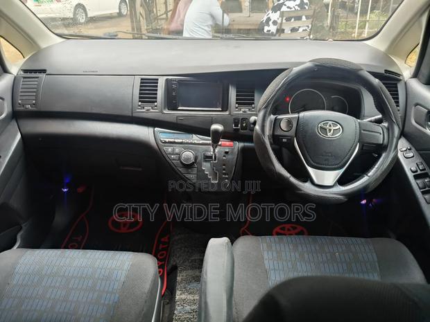 Toyota ISIS 2013 Maroon