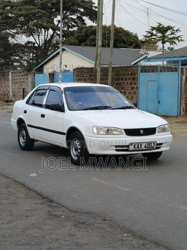 Toyota Corolla 2000 White