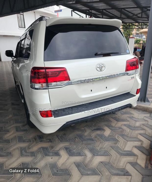 Toyota Land Cruiser 2018 White