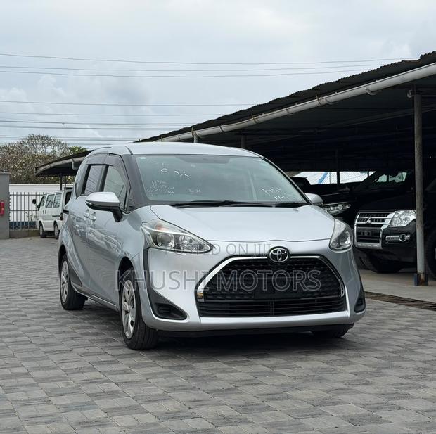 Toyota Sienta 2019 Silver