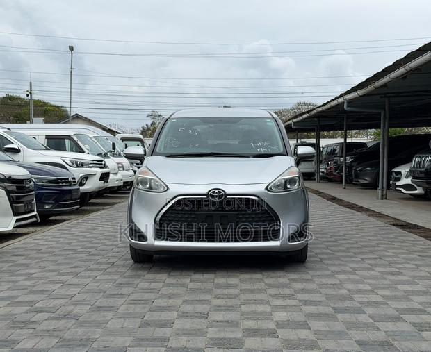 Toyota Sienta 2019 Silver