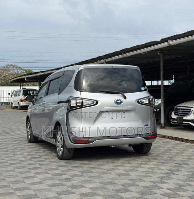 Toyota Sienta 2019 Silver