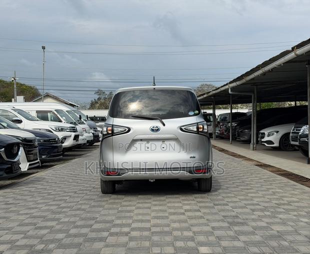 Toyota Sienta 2019 Silver