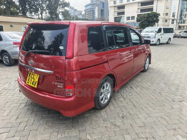 Toyota ISIS 2010 Red