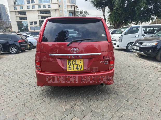 Toyota ISIS 2010 Red