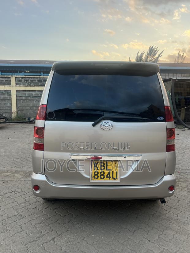 Toyota Noah 2005 Gold
