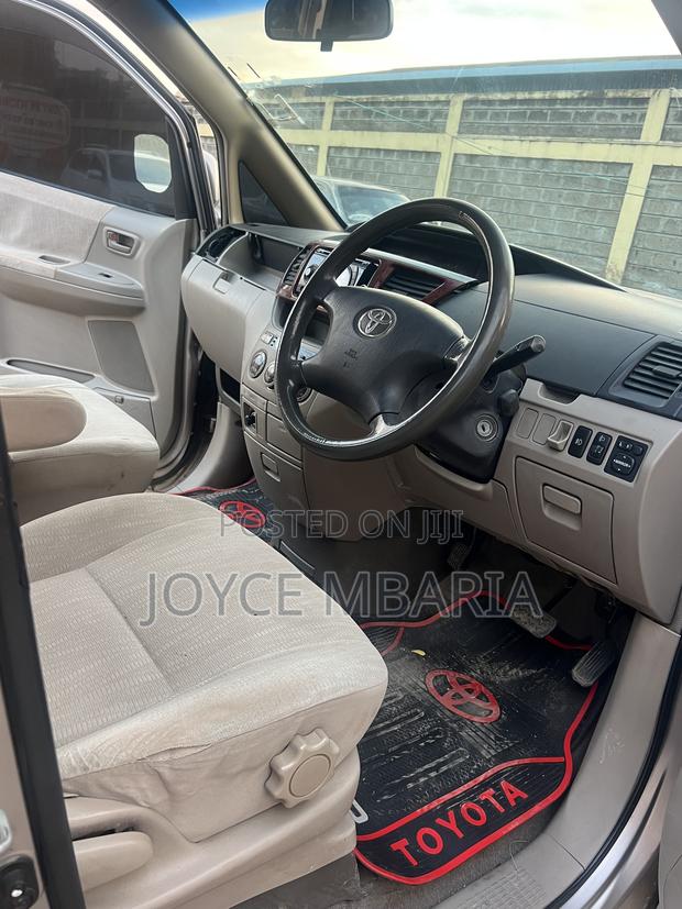 Toyota Noah 2005 Gold