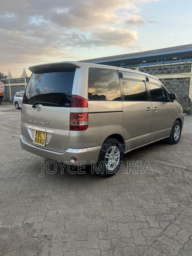 Toyota Noah 2005 Gold