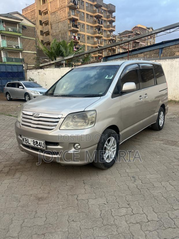 Toyota Noah 2005 Gold