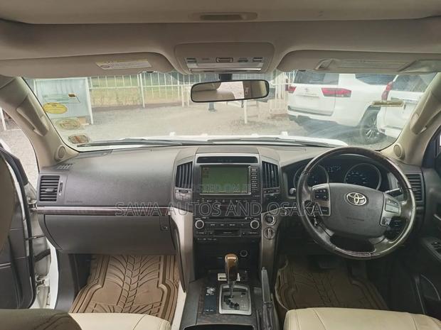 Toyota Land Cruiser 2011 White