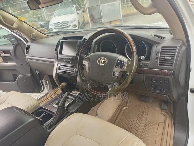 Toyota Land Cruiser 2011 White