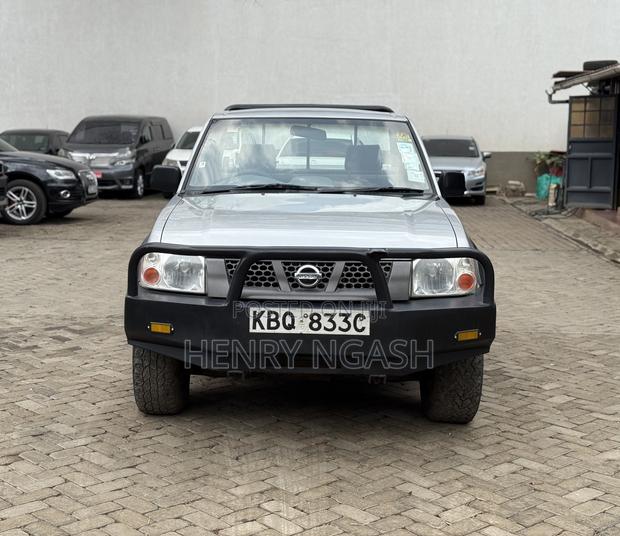Nissan Hardbody 2010 Gray