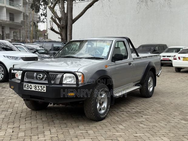 Nissan Hardbody 2010 Gray
