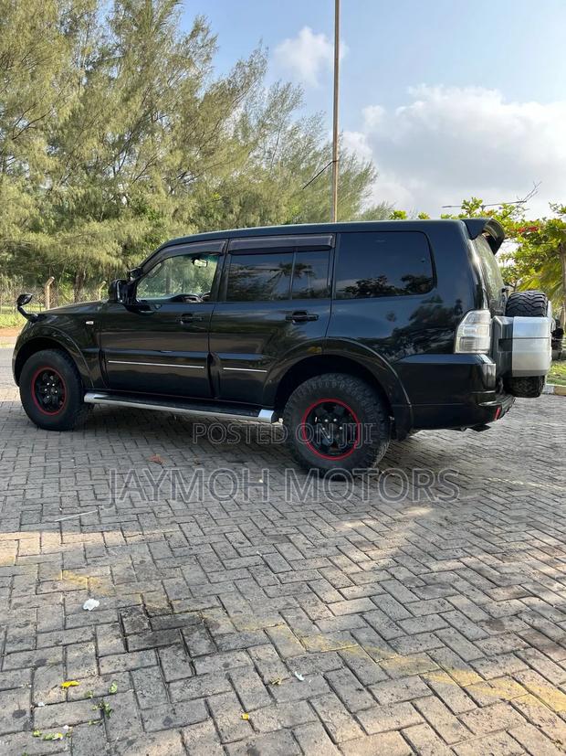 Mitsubishi Pajero 2010 Black