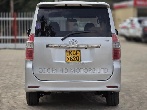 Toyota Noah 2009 Silver