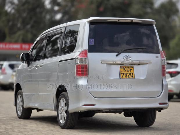 Toyota Noah 2009 Silver