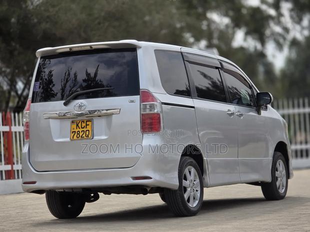 Toyota Noah 2009 Silver