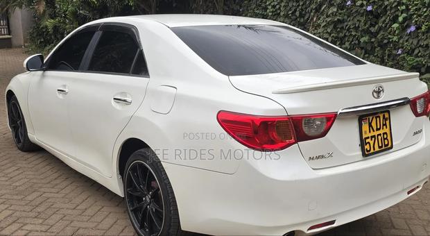 Toyota Crown 2012 Pearl