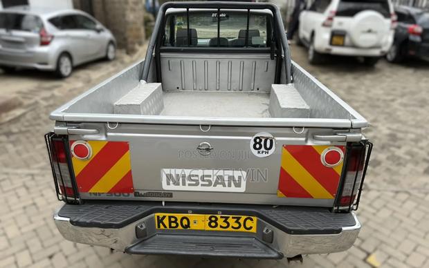 Nissan Hardbody 2010 Gray