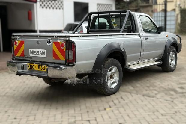 Nissan Hardbody 2010 Gray