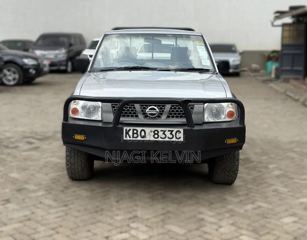 Nissan Hardbody 2010 Gray