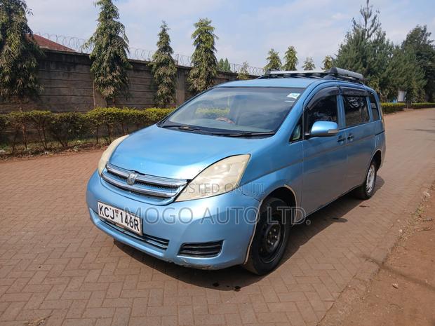 Toyota ISIS 2009 Blue