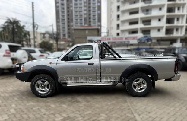 Nissan Hardbody 2010 Silver