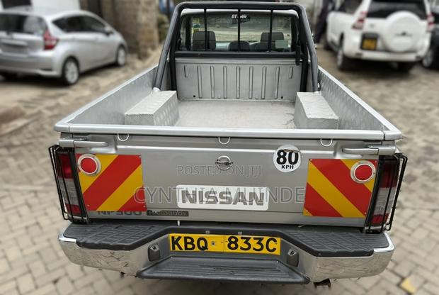 Nissan Hardbody 2010 Silver