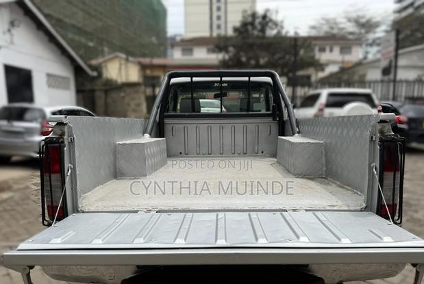 Nissan Hardbody 2010 Silver