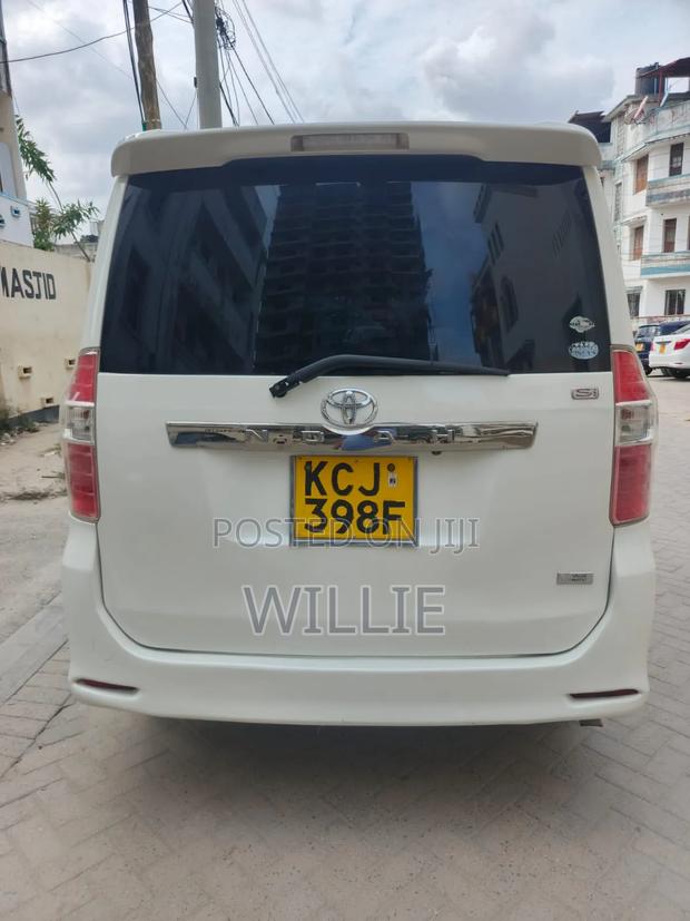 Toyota Noah 2010 White