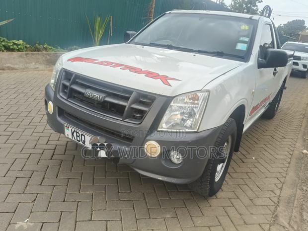 Isuzu D-MAX 2012 White