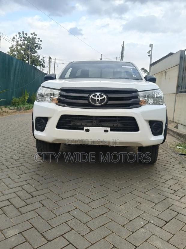 Toyota Hilux 2019 White