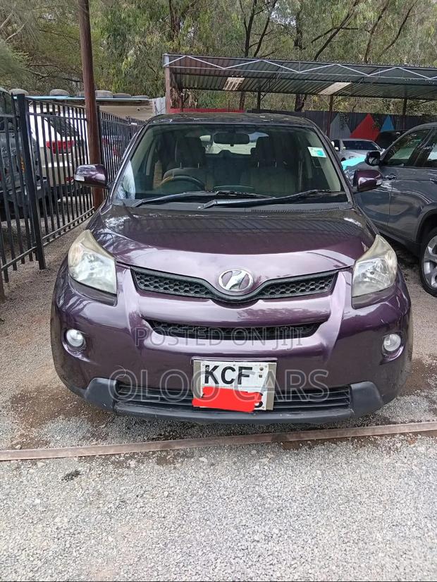 Toyota ISIS 2009 Maroon