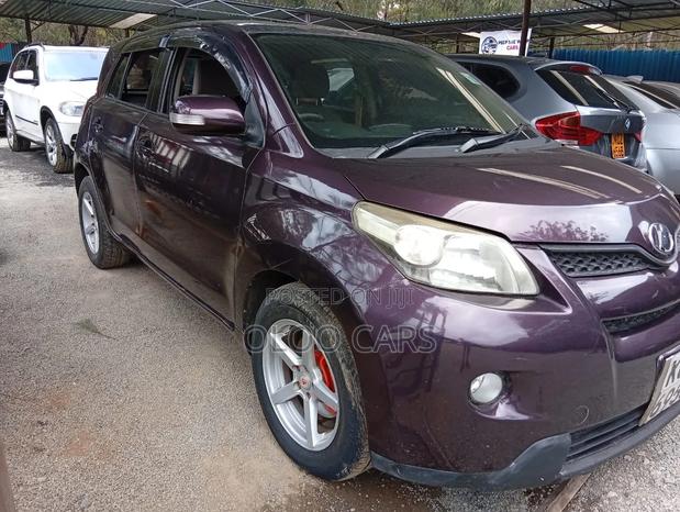 Toyota ISIS 2009 Maroon