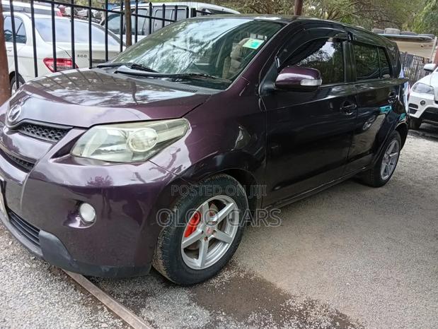 Toyota ISIS 2009 Maroon
