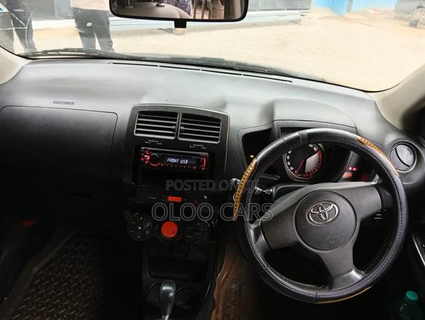 Toyota ISIS 2009 Maroon