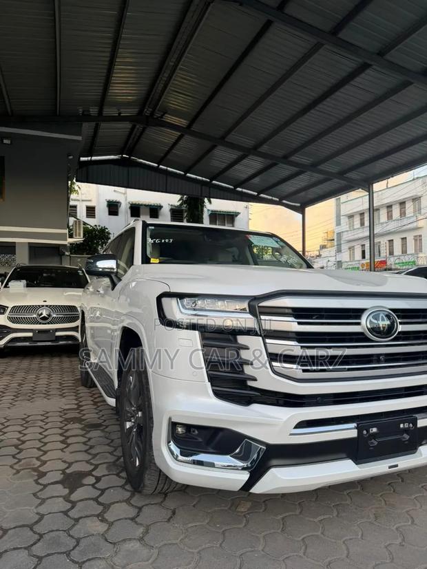 Toyota Land Cruiser 2023 White