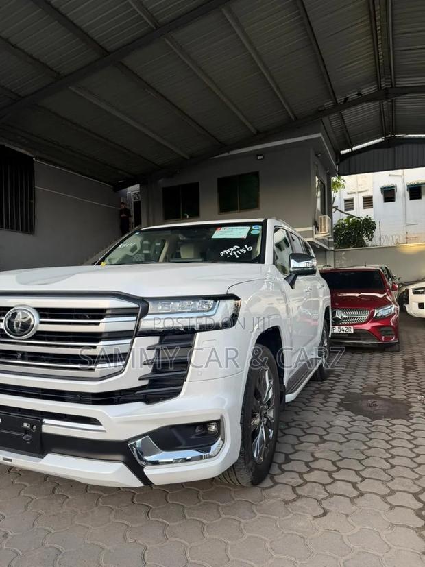 Toyota Land Cruiser 2023 White