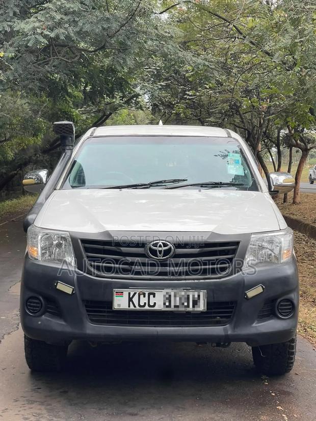 Toyota Hilux 2011 White