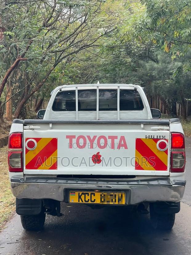 Toyota Hilux 2011 White