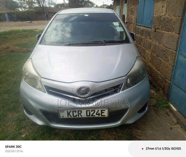 Toyota Vitz 2011 Silver