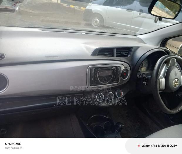 Toyota Vitz 2011 Silver