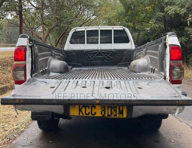 Toyota Hilux 2011 Off white