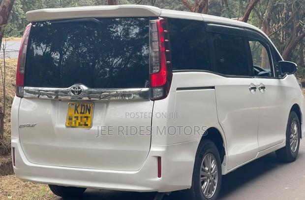 Toyota Esquire 2016 Off white