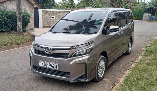 Toyota Voxy 2018 Gray